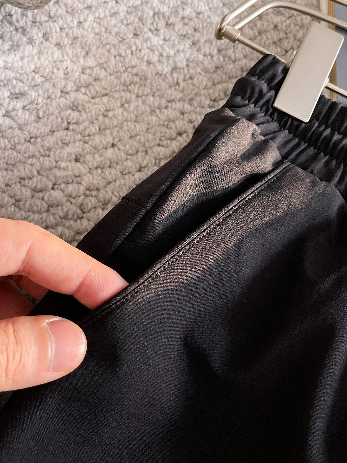 P490 Big Goose 25ss new autumn and winter thickened warm down pants are here🔥A must-have for winter, outdoor windproof, temperature-locking and warm. Made of professional-grade outdoor windproof, waterproof and breathable fabric. Lining is 90% white duck down filling. Lightweight design. Lightweight and warm. Seamless gluing process on the inside. Made of light and bold-proof velvet fabric to effectively prevent velvet running. Original hardware accessories. Classic logo matching. Simple and versatile. The upper body is stylish and not bulky. The style is the same for men and women! Size: M-3XL..